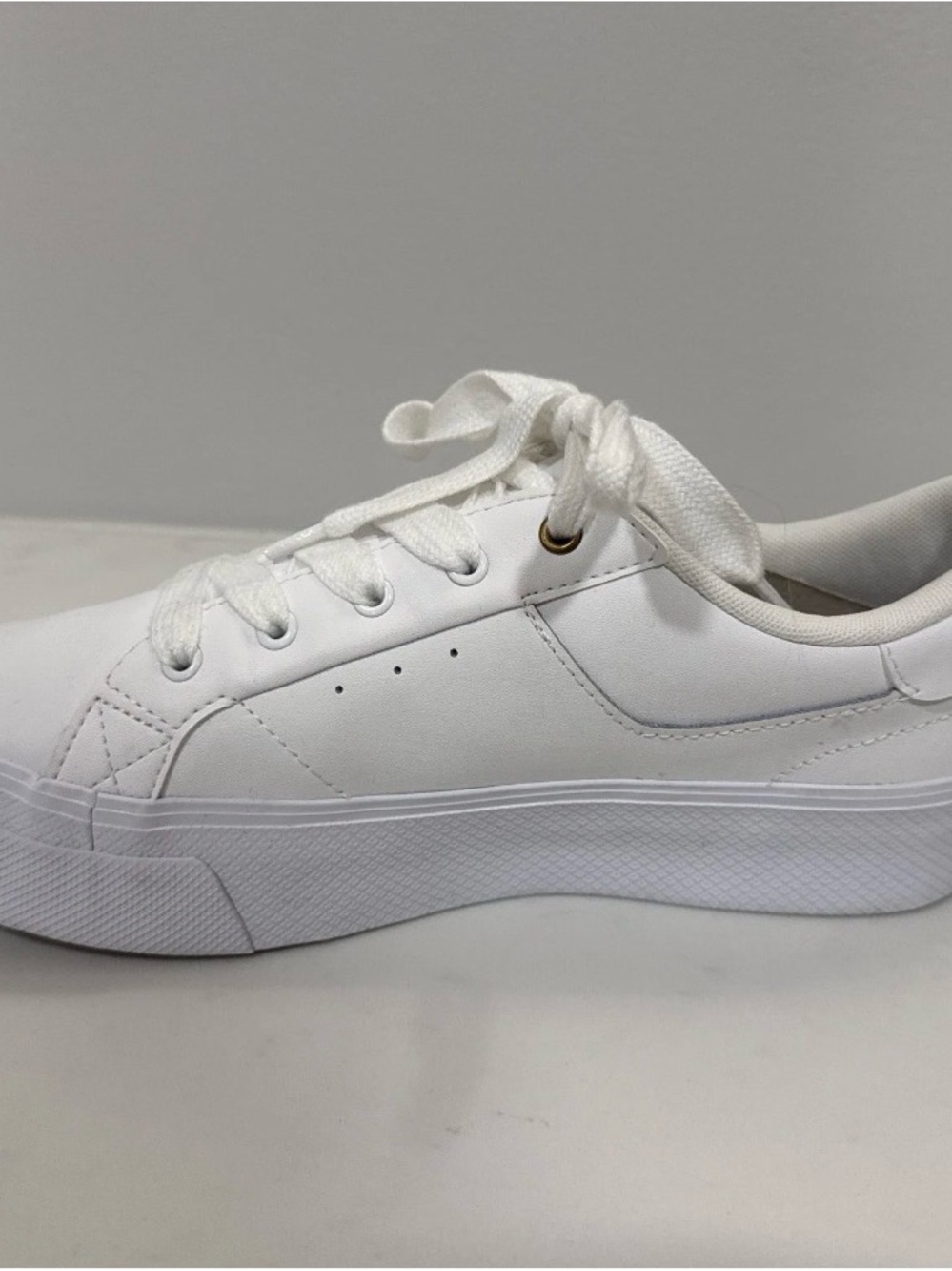 Lacoste Woman’s White Sneakers with Gold Croc Accent worn once!!! - Picture 5 of 9